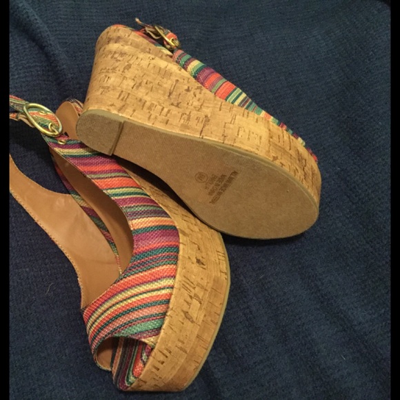 Soda cork wedge shoes NWOT - Picture 2 of 3